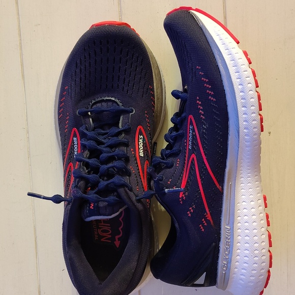 Brooks - Picture 4 of 4